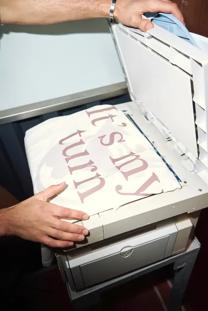 Camiseta «It's my turn» en una fotocopiadora, campaña de Dho