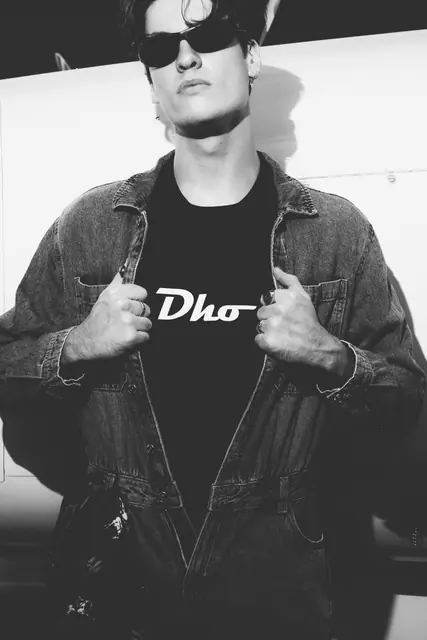 Modelo con camiseta de Dho en blanco y negro