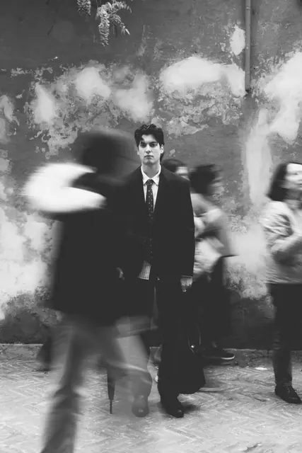 Retrato en blanco y negro con movimiento, sesión editorial de moda