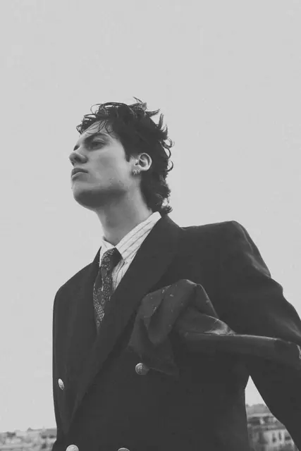 Retrato editorial en blanco y negro con traje cruzado