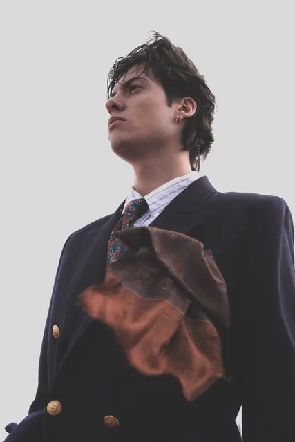 Modelo con traje y pañuelo en una sesión editorial de moda