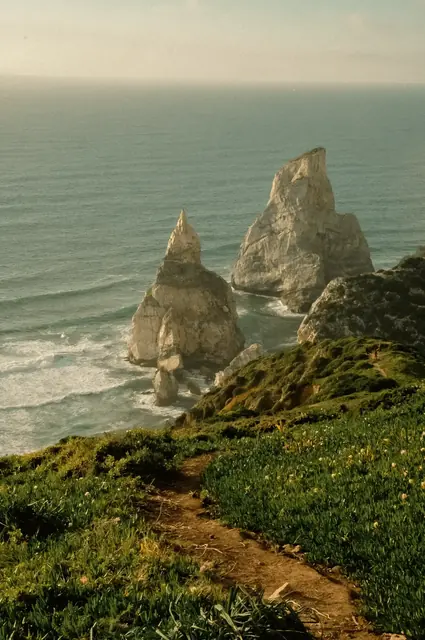 Acantilados y rocas en la costa
