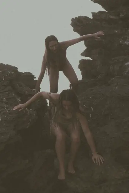 Modelo entre rocas junto al mar