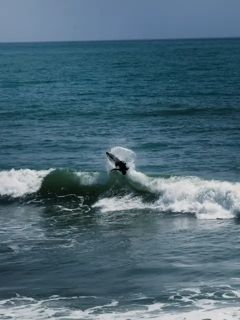 Surfista cogiendo una ola