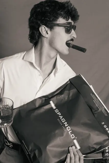 Modelo con gafas de sol en blanco y negro, campaña de Spagnolo