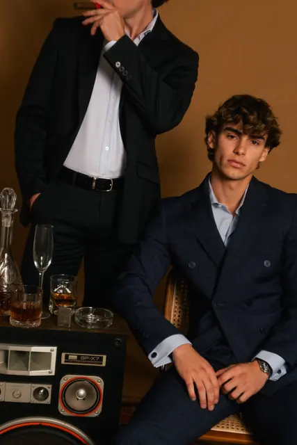 Dos modelos con traje en un salón, campaña de Spagnolo