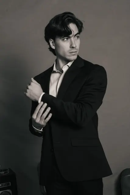 Retrato en blanco y negro con traje oscuro, campaña de Spagnolo