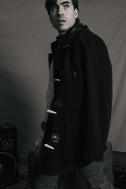 Modelo con abrigo oscuro en blanco y negro, campaña de Spagnolo