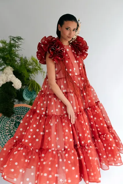 Modelo con vestido rojo de volantes en la sesión de Wisconsin