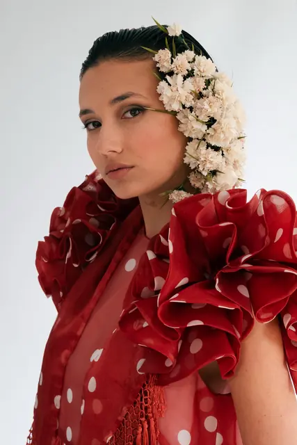 Retrato con vestido rojo y flores en el pelo, sesión de Wisconsin