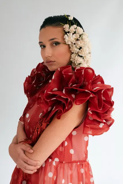 Modelo con vestido rojo de volantes y flores en el pelo, sesión de Wisconsin